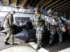 Příslušníci americké a filipínské námořní pěchoty se vyloďují u ostrova Basilan během společného vojenského cvičení