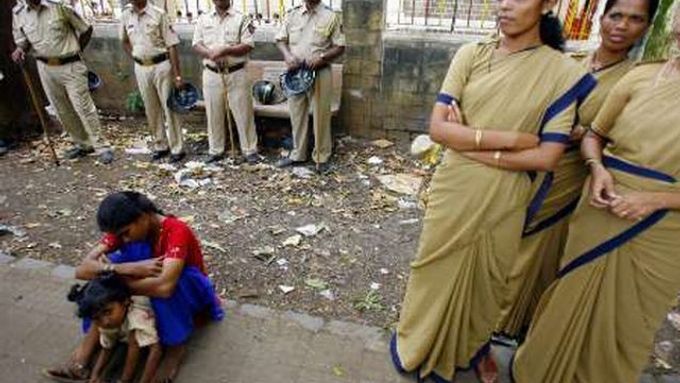 Z demonstrace žen proti likvidaci slumů v Mumbai (Bombaji).