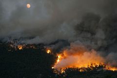 V Kalifornii zuří požáry. Vyhnaly na 5 tisíc lidí