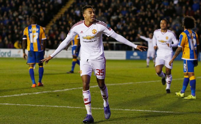 Jesse Lingard z Manchester United slaví gól v zápase se Shrewsbury Town.