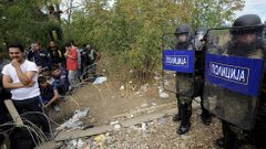 Makedonská vláda vyhlásila ve svých pohraničních oblastech země kvůli přílivu uprchlíků mimořádný stav. Hranice mezi Makedonií a Řeckem zavalily totiž tisíce migrantů, kteří se chtějí dostat do Evropy