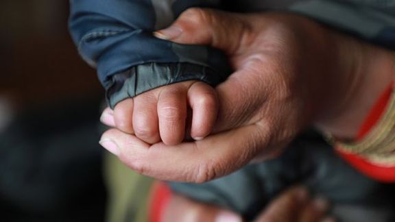 Afghánská matka se dostala do tíživé finanční situace.