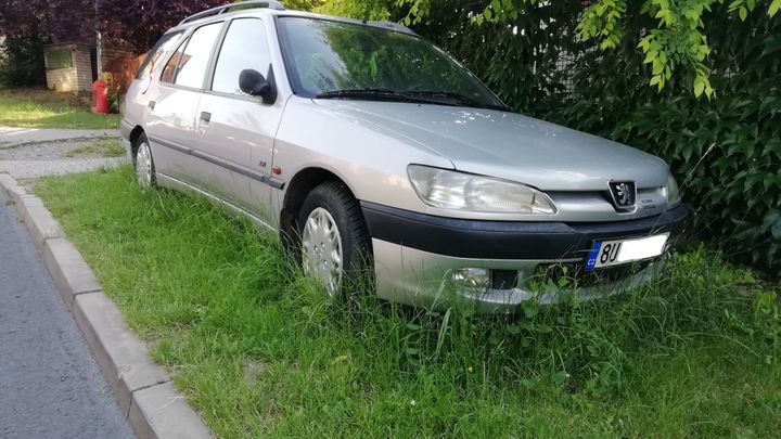 Potřebujete zničit auto? Snadná pomoc, parkujte v trávě. Pozor, rezavějí i ta moderní