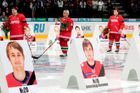 VIDEO Hokej v Minsku. Hráči klekli k portrétům mrtvých