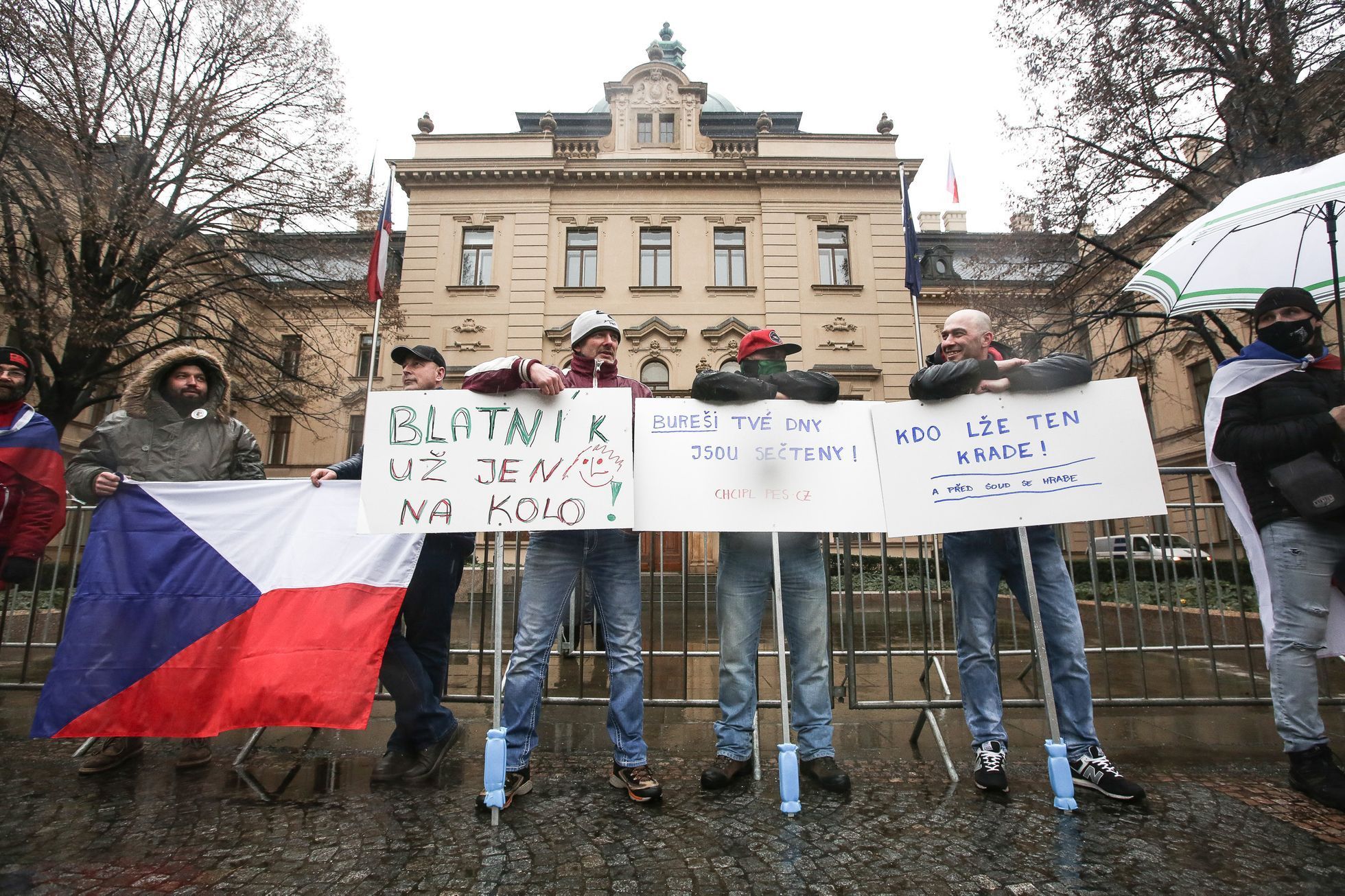 Protest / demonstrace proti vládním koronavirovým opatřením, blokáda Úřadu vlády, otevřené Česko