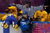 Švédové se v neděli utkají s KanadouUSA, Finsko si v sobotu zahraje s poraženými Američany o bronz.