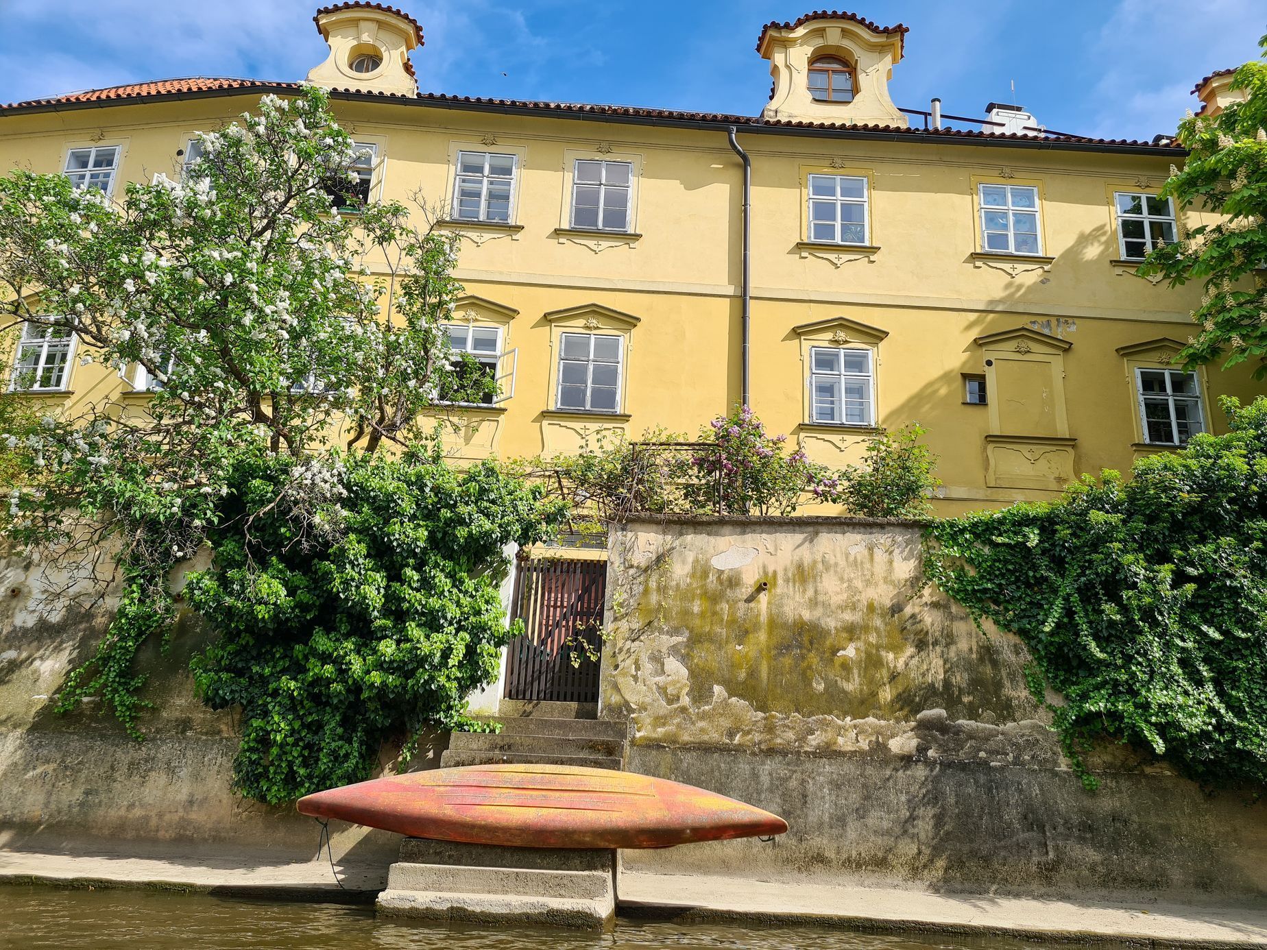 Praha Vltava historická centrum Čertovka