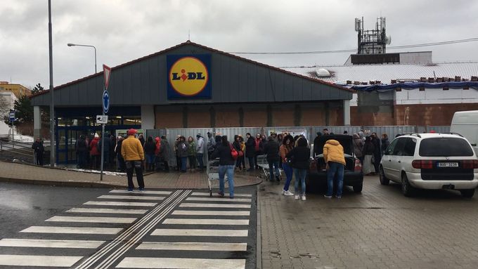 Výprodej kvůli rekonstrukci supermarketu vyvolal v Ústí nad Labem pozdvižení. Lidé čekali fronty