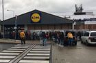 Slevy spustily v Ústí nákupní šílenství. Ochranka musela vpouštět lidi po skupinkách