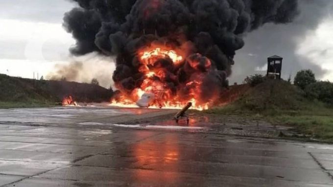 Ruský bombardér v plamenech na letišti Solcy.