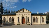 Staré budějovické krematorium navrhl tehdejší městský stavební úřad v roce 1924.  Mělo celkem tři pece a prvních pár let zvládalo přibližně padesát kremací ročně. V 70. letech město kvůli kapacitě rozhodlo o výstavbě nového krematoria a starou budovu proměnilo v kolumbárium.