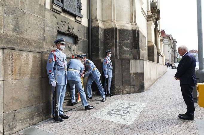 Frank-Walter Steinmeier při uctění památky parašutistů.