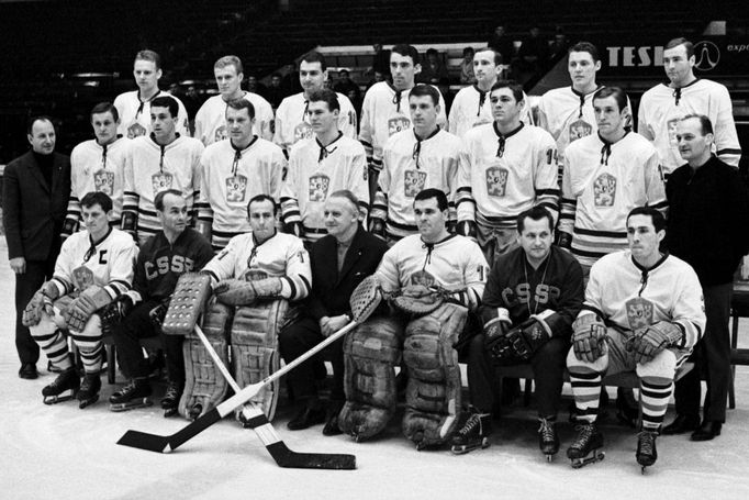 1968 Československé hokejové mužstvo na ZOH v Grenoble. Horní řada zleva: Oldřich Machač, František Ševčík, Jaroslav Jiřík, Jan Suchý, Jan Hrbatý, Jan Havel, Jan Klapáč. Prostřední řada zleva: Dr. František Mach, Petr Hejma, Karel Masopust, Jiří Holík, František Pospíšil, Josef Horešovský, Václav Nedomanský, Jiří Kochta, masér H. Macourek. Dolní řada zleva: Jozef Golonka, trenér prof. Vladimír Kostka, Vladimír Nadrchal, předseda ústřední sekce ledního hokeje dr. Zdeněk Andršt, Vladimír Dzurilla, trenér Jaroslav Pitner a Josef Černý.