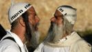 Orthodox Jewish men sing during a visit in the Ulpana neighbourhood of the Beit El settlement near the West Bank city of Ramallah June 12, 2012. REUTERS/Ronen Zvulun (WEST BANK - Tags: POLITICS SOCIETY) Published: Čer. 12, 2012, 5:26 odp.