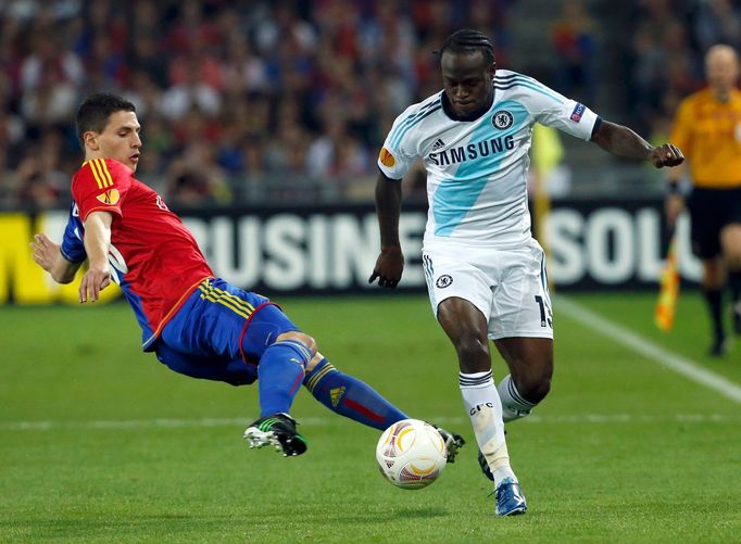 Fotbal, EL, Basilej - Chelsea: Fabian Schaer - Victor Moses