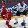 Jesse Joensuu a Vladimir Denisov v utkání MS v hokeji 2012 Finsko - Bělorusko