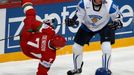 Střet Jesse Joensuua a Vladimira Denisova v utkání MS v hokeji 2012 Finsko - Bělorusko