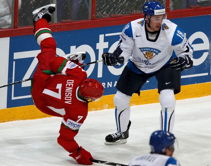 Střet Jesse Joensuua a Vladimira Denisova v utkání MS v hokeji 2012 Finsko - Bělorusko