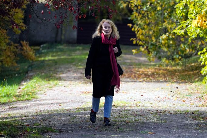Annie Ernauxová bydlí v obci Cergy-Pontoise u Paříže. Na snímku krátce poté, co se stala laureátkou Nobelovy ceny za literaturu.