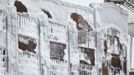 Firefighters spray down hot spots on an ice covered warehouse that caught fire Tuesday night in Chicago January 23, 2013. Fire department officials said it is the biggest fire the department has had to battle in years and one-third of all Chicago firefighters were on the scene at one point or another trying to put out the flames. An Arctic blast continues to gripped the U.S. Midwest and Northeast Wednesday, with at least three deaths linked to the frigid weather, and fierce winds made some locations feel as cold as 50 degrees below zero Fahrenheit. (minus 46 degrees Celsius) REUTERS/John Gress (UNITED STATES - Tags: DISASTER ENVIRONMENT) Published: Led. 23, 2013, 4:59 odp.