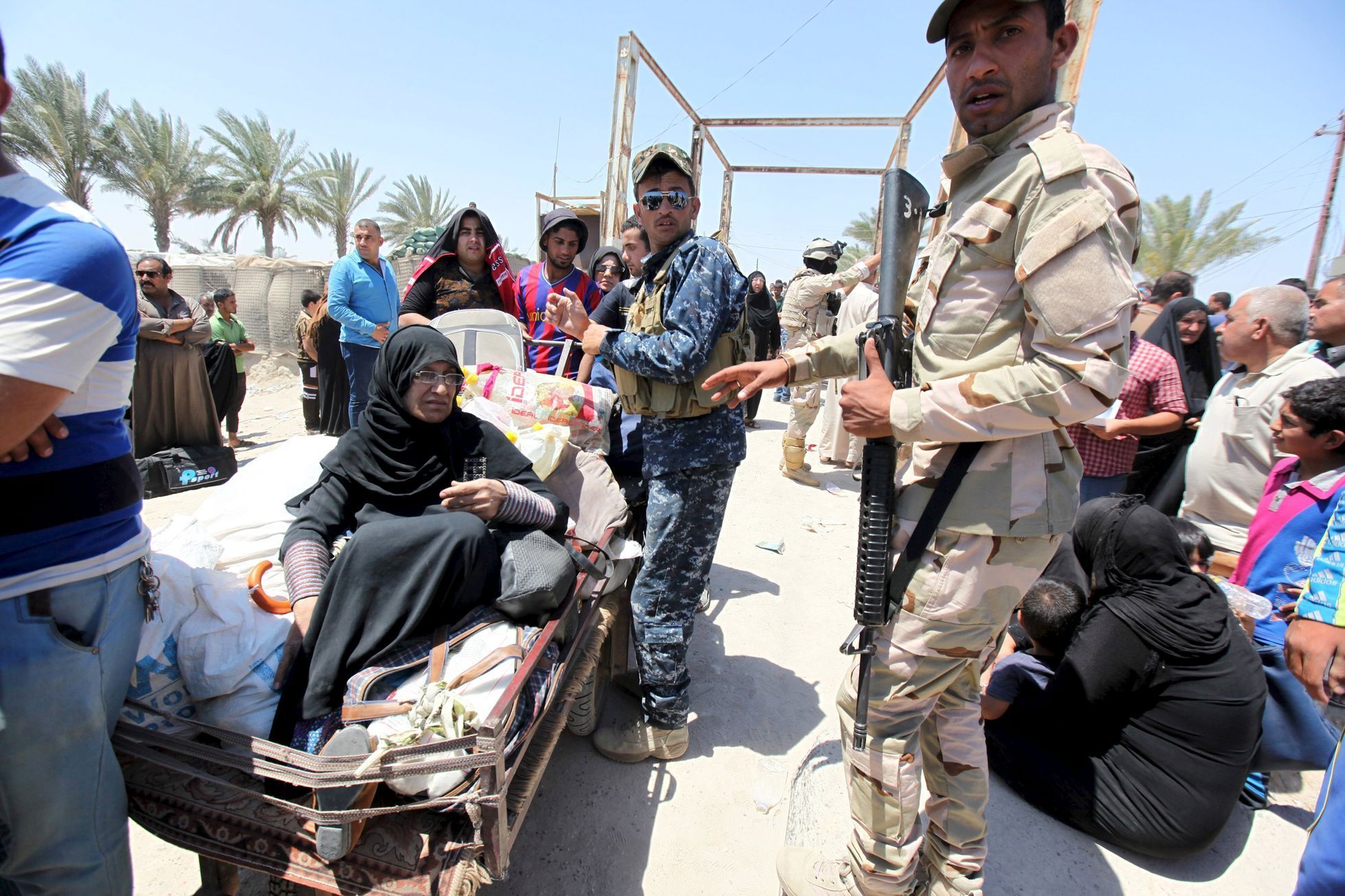 Obyvatelé prchající před IS z iráckého Ramadi