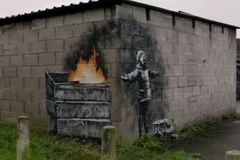 Banksy představil novou malbu. Dítě polykající popel upozorňuje na znečištění ovzduší