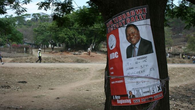 Plakát Hnutí za demokratickou změnu s portrétem vůdce MDC Morganem Tsvangiraiem oznamující "nový začátek pro Zimbabwe"