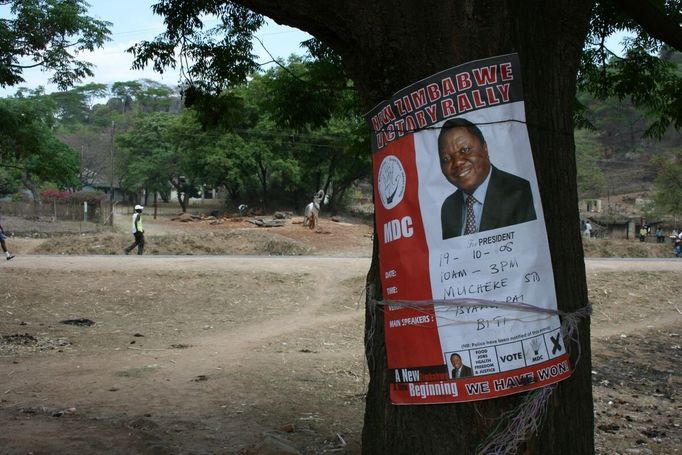 Plakát Hnutí za demokratickou změnu s portrétem vůdce MDC Morganem Tsvangiraiem oznamující "nový začátek pro Zimbabwe"