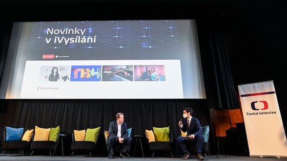 Na snímku z letošního ledna ředitel České televize Petr Dvořák (vlevo) představuje platformu iVysílání.