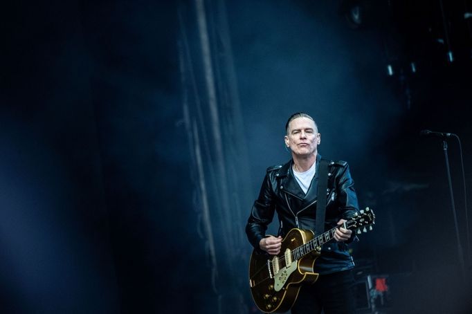 Bryan Adams při červnovém koncertu v dánském Odense.