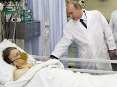 Putin na návštěvě zraněných v nemocnici.