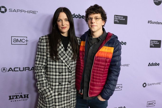 Herci Riley Keogh a Jesse Eisenberg.