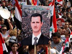 Příznivce prezidenta Asada (na plakátu) je stále ještě vidět. Snímek z demonstrace v Damašku, která se odehrála 26. října 2011.