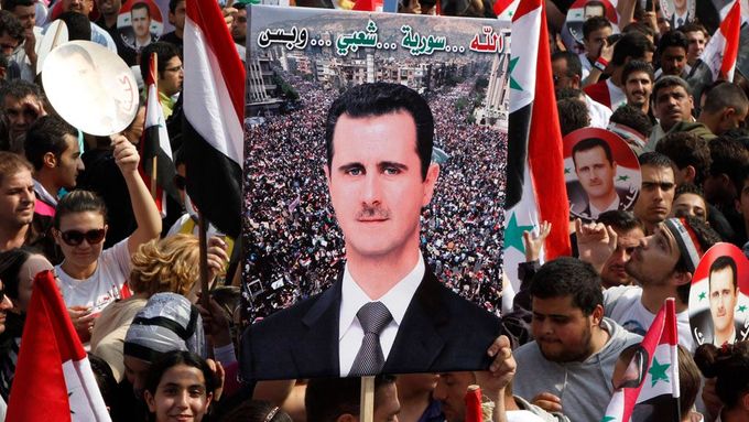 Příznivce prezidenta Asada (na plakátu) je stále ještě vidět. Snímek z demonstrace v Damašku, která se odehrála 26. října 2011.