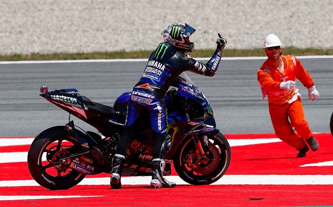 Naštvaný Maverick Viňales po pádu na začátku Velké ceny Katalánska třídy MotoGP.