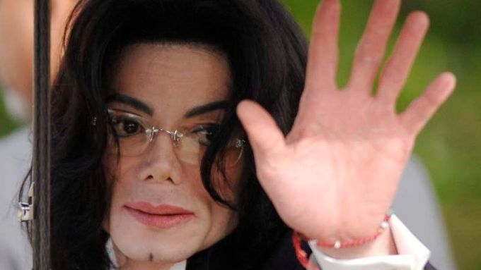 Zpěvák Michael Jackson zemřel v červnu 2009