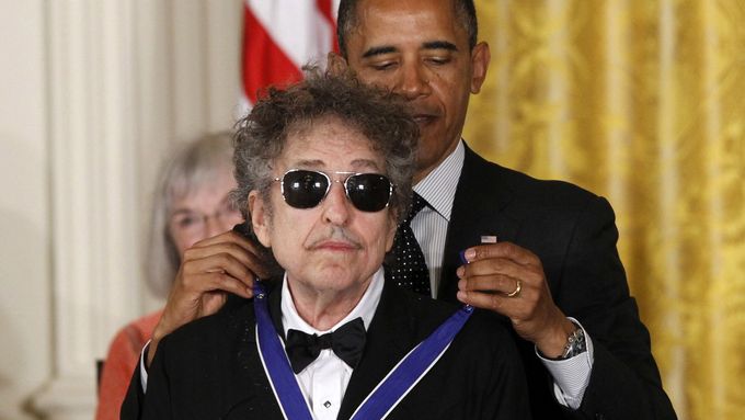 Barack Obama dekoruje Boba Dylana Prezidentskou medailí svobody, 2012.