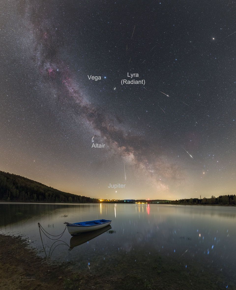 Fotografie s názvem Meteory Lyridy ze souhvězdí Lyry je dílem českého astronoma Petra Horálka