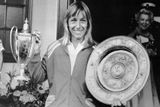 Mezi lety 1982 a 1987 v All England Clubu kralovala nepřetržitě a zaznamenala jednu z nejúžasnějších vítězných sérií celé historie tenisu. Na snímku s trofejí z roku 1983.