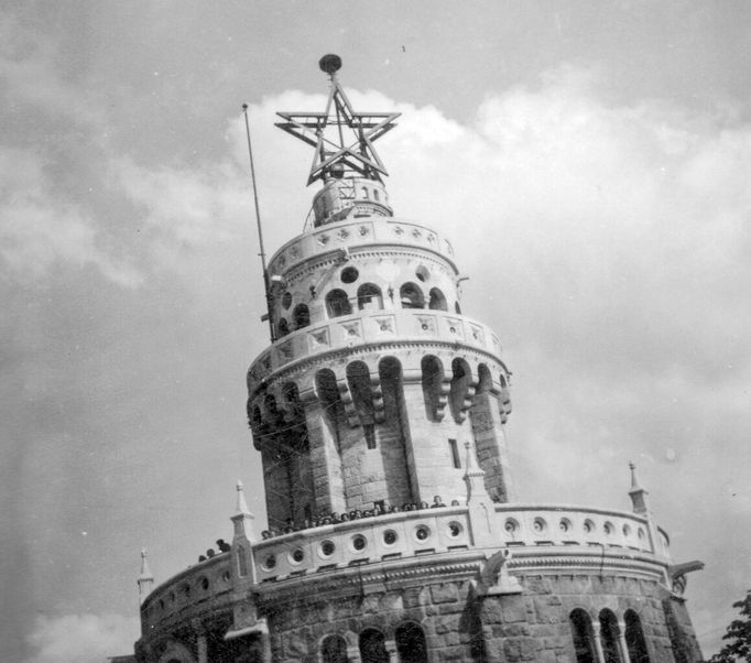 Komunistický symbol hvězdy na vrcholu věže Alžbětina vyhlídka (maďarsky Erzsébet-kilátó) v Budapešti na fotografii z roku 1954.