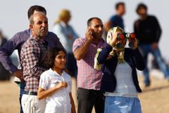 Islamisté unesli 300 Kurdů, pak je zase propustili