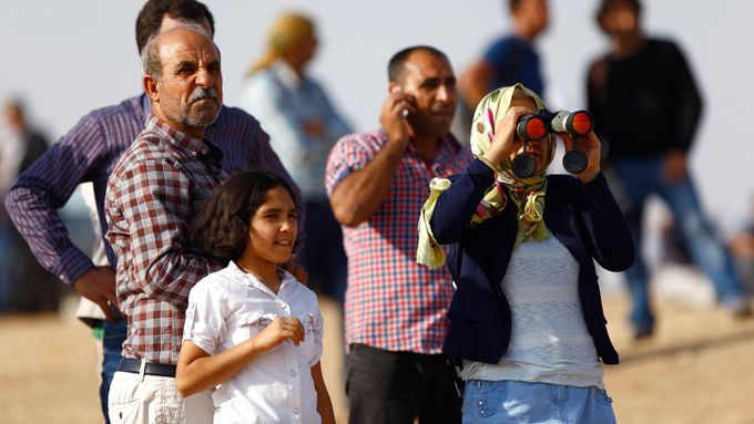 Turečtí Kurdové na syrsko-turecké hranici sledují obléhané syrské město Kobani.
