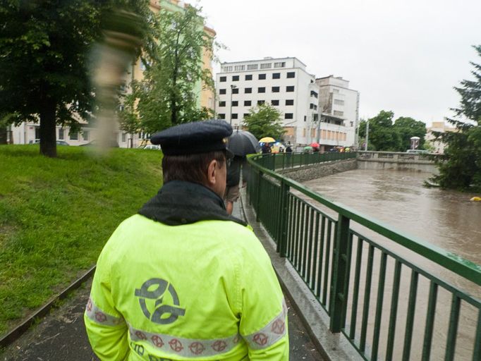 Těžko uvěřitelnou podívanou na rozvodněnou Rokytku nabídl také pohled na její řečiště ze směru náměstí Dr. Václava Nejedlého.