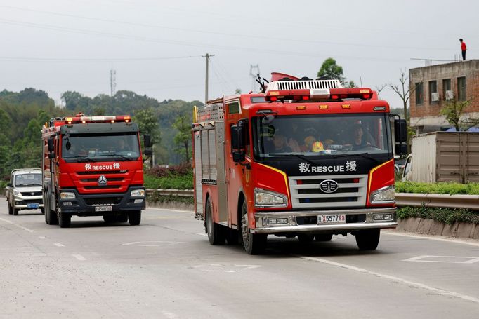 Čínští záchranáři míří na místo nehody. V letadle společnosti China Eastern Airlines se nacházelo 132 lidí včetně posádky.