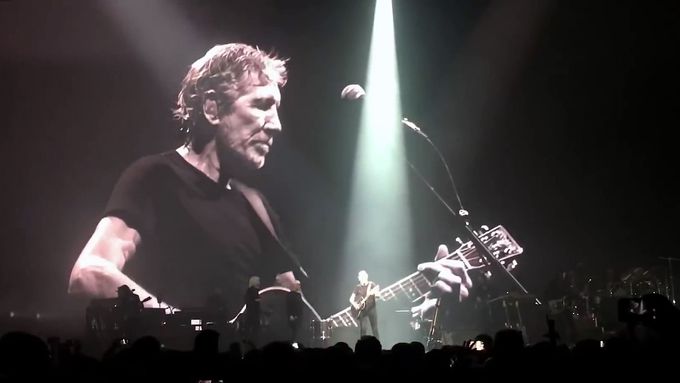 Skladbu Mother hrál Roger Waters v Praze jako jeden z přídavků.