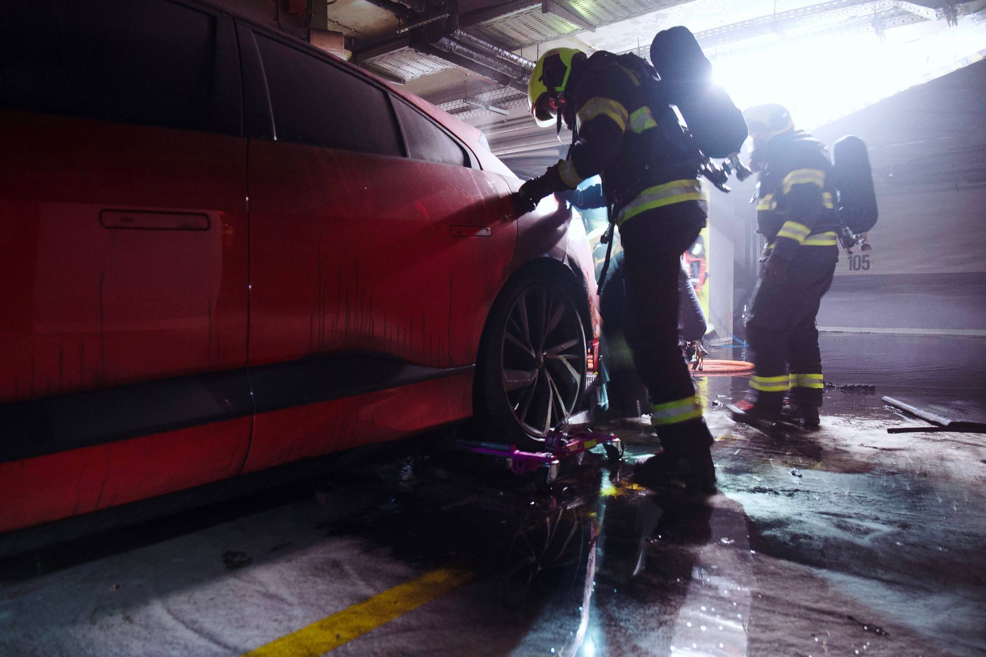 Hašení elektromobilu, hašení aut v garáži, garáž, požár