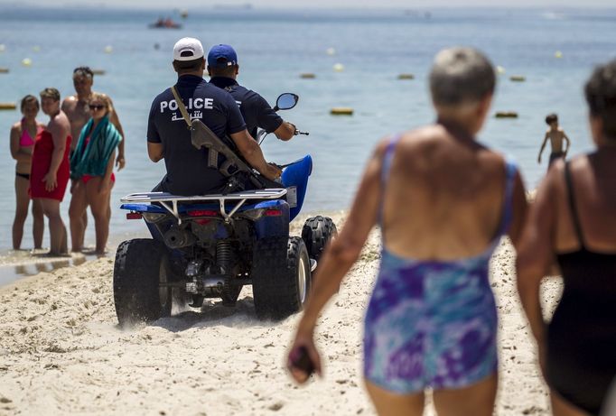 Policisti na čtyřkolce hlídkují kousek od napadeného hotelu.