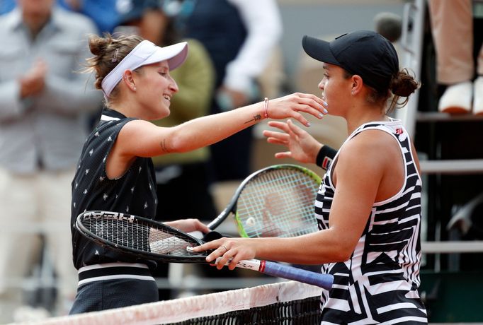 Markéta Vondroušová a Ashleigh Bartyová po finále French Open 2019