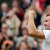 Ernest Gulbis se raduje z vítězství v zápase proti Tomáši Berdychovi ve Wimbledonu