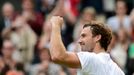 Ernest Gulbis se raduje z vítězství v zápase proti Tomáši Berdychovi ve Wimbledonu.